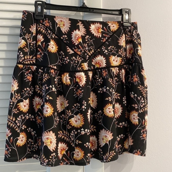 1 STATE floral skirt. Black background with tan gold and orange. Back zip 4
C - Picture 2 of 8
